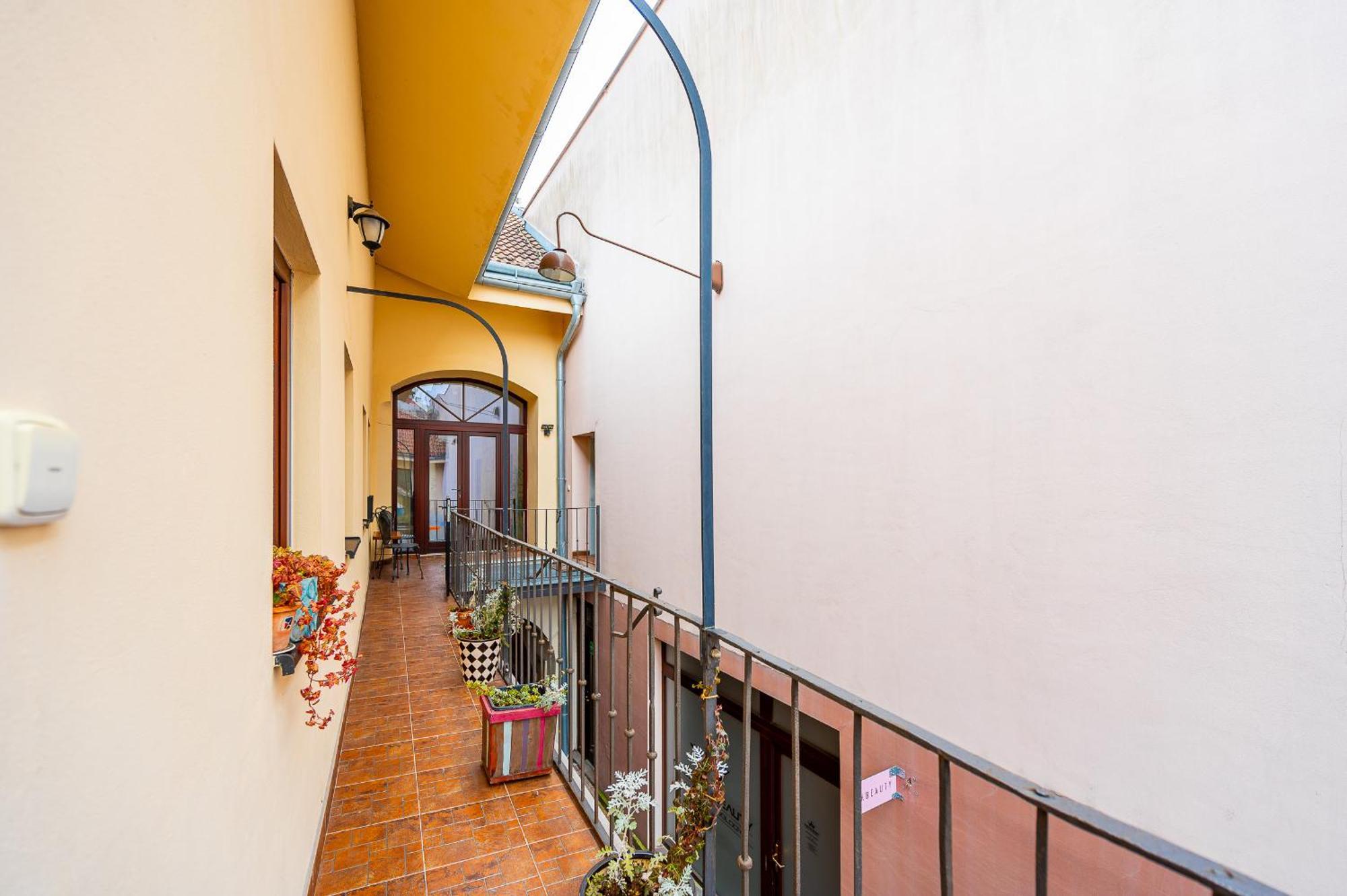 2 Room Flat Hlavna Kosice With Parking Екстер'єр фото
